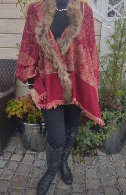 Hovedbilde By Monel Rødt Sjal